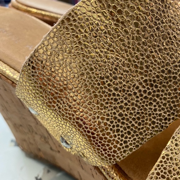 Nine West Jaimy gold wedge - Picture 3 of 7